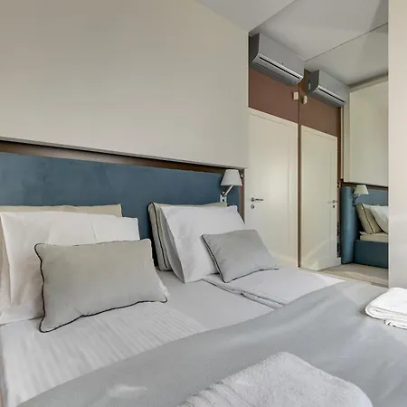 Blue Marlin Z Ogrodem By Grand